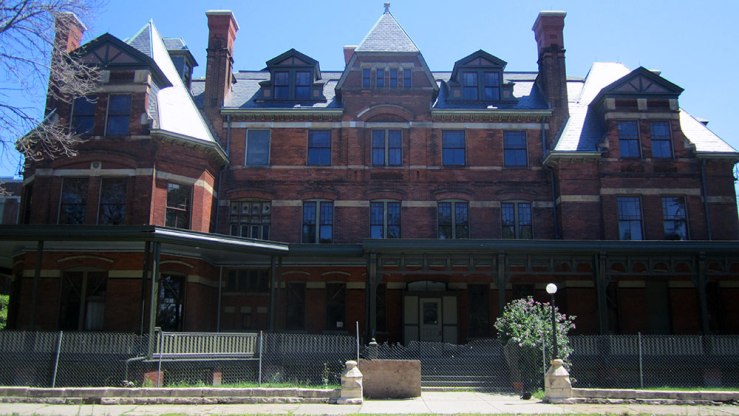 The Hotel Florence, where many large group shots were taken once upon a time. It's such a shame, because it's been shuttered since the '70s, and it could clearly be rehabbed into something amazing... but you'd have to want to stay in Pullman.
